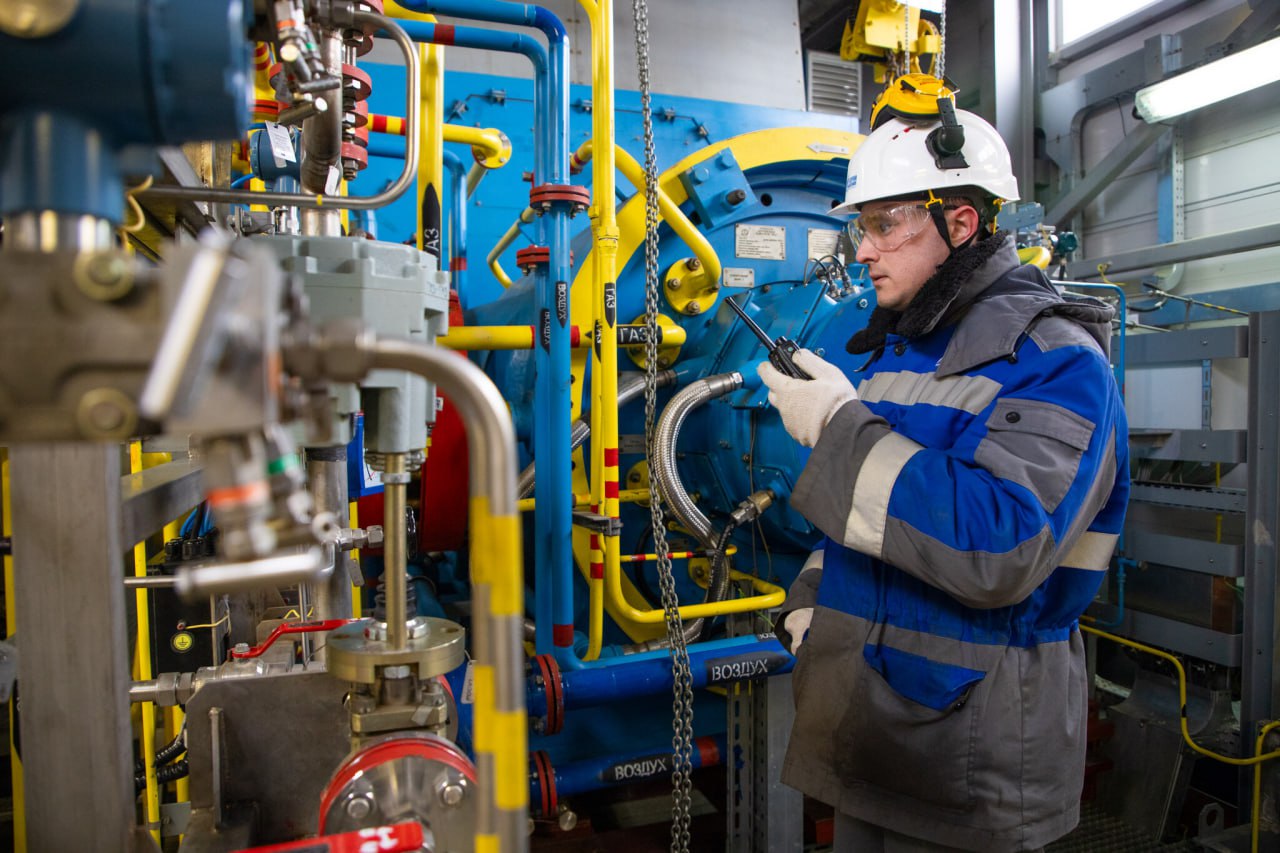 Газпром установил новый сентябрьский рекорд суточных поставок газа 29 сентября Газпром сообщил об установлении нового исторического рекорда суточных поставок газа из Единой системы газоснабжения России для сентября Российским потребителям было поставлено 982 1 млн м3 газа Обновлен также рекорд по часовому расходу газа в течение суток для сентября достигнув 42 863 млн м3 что в суточном выражении составляет 1 029 млрд м3 Рост потребления газа связывают с резким похолоданием и началом отопительного сезона в ряде регионов страны Информация о рекорде была опубликована компанией Газпром в ее Telegram канале