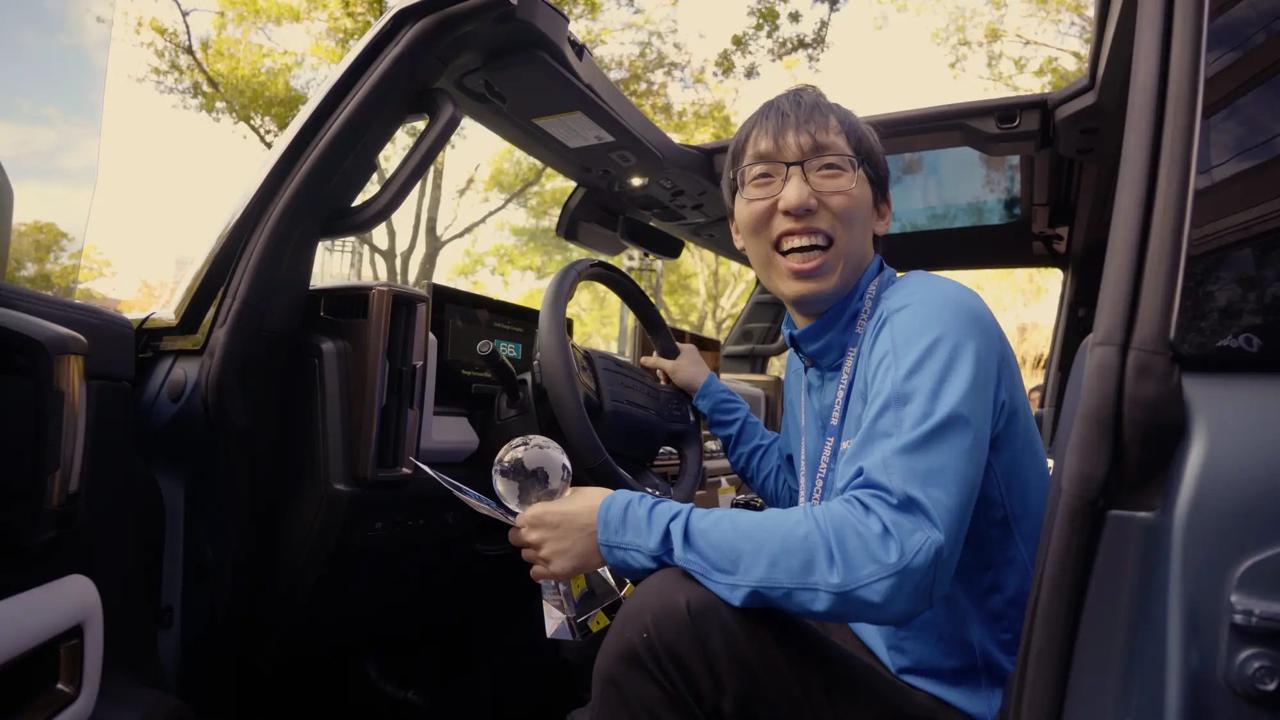 Фото дня парень получил новый Porsche за 173 000 13 3 млн на Новый год коллеги выбрали его как человека который больше всех помогал другим Компания ThreatLocker каждый год отдаёт по 2 люксовых авто самым приятным сотрудникам а ещё 14 отправляет в отпуск на Багамы в Нью Йорк и Бостон у нас 2 дня тимбилдинга у них ключи от Porsche concertzaal