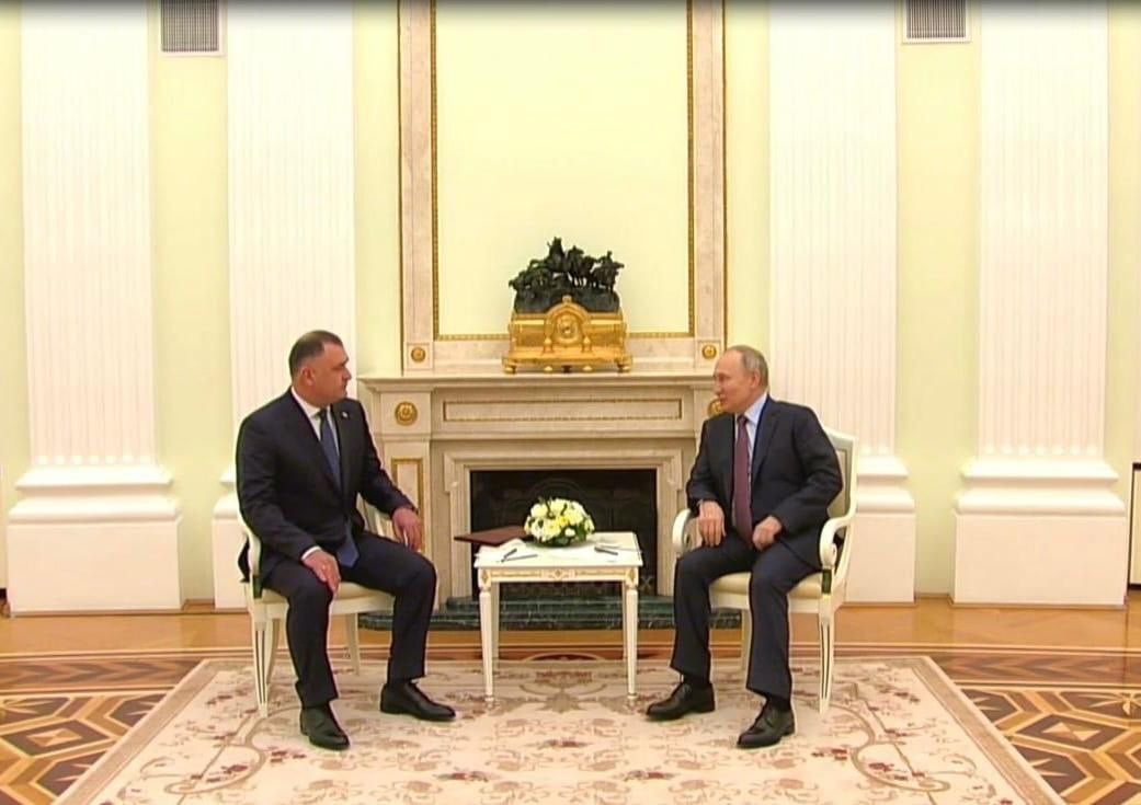 Алан Гаглоев встретится с Владимиром Путиным в Москве 10 мая в Москве состоится двусторонняя встреча Президентов Южной Осетии и России - Алана Гаглоева и Владимира Путина, сообщила журналистам пресс-секретарь югоосетинского лидера Наталья Босикова. «10 мая текущего года состоится личная встреча лидеров двух государств. Алан Гаглоев и Владимир Путин обсудят широкий круг вопросов двустороннего сотрудничества», - отметила Босикова. Накануне двусторонней встречи, 9 мая, по приглашению Президента Российской Федерации Владимира Путина Алан Гаглоев примет участие в параде Победы на Красной площади в Москве.