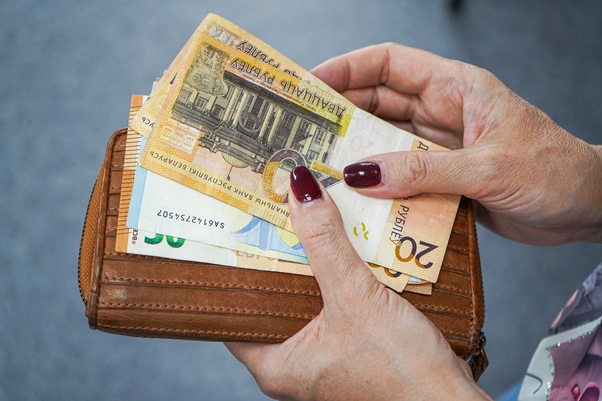 Белорусы рассказали, на что будут копить деньги в 2025 году В топ-3 целей вошли: отпуск и отдых 28% опрошенных ; ремонт квартиры или дома 18% ; автомобиль и недвижимость по 16% каждая категория . На бытовую технику и мебель планируют собирать 9% участников опроса, а на образование — только 6%. 28% участников опроса в этом году вообще не собираются откладывать деньги на какие-то финансовые цели.