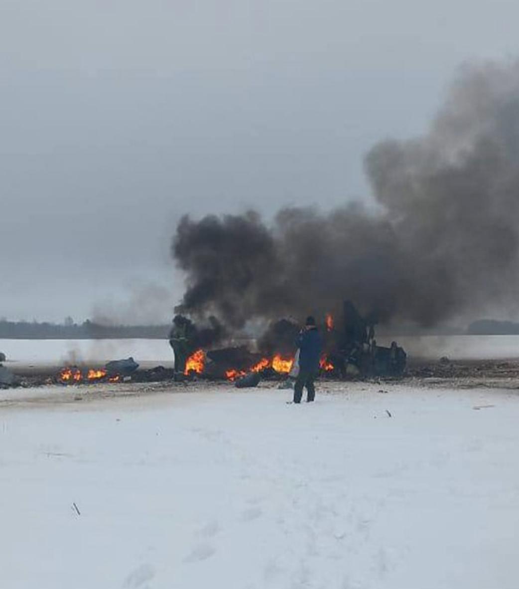 В Ленобласти упал военный вертолет, погибли два человека, — Baza  Авиакатастрофа произошла в Волосовском районе, вертолет упал в поле. Причины падения пока неизвестны.   Регнум