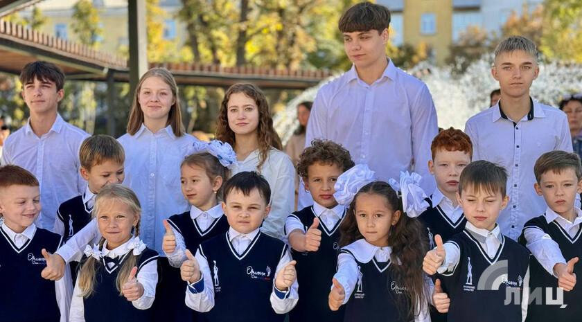 Необходимость объединения малонаполненных школ в ЛНР стала следствием демографической ямы, которая, по прогнозам, будет прослеживаться до 2028 года. Об этом заявил министр образования и науки региона Иван Кусов.   Реорганизация коснется чуть более 100 небольших школ на территории ЛНР. В частности, пройдут слияния общеобразовательных учреждений с детсадами. Как отметил глава Минобразования, таким образом бюджетная сеть приводится в соответствие с нормами наполняемости и лицензионными требованиями.  «По стране у нас наблюдается демографическая яма, в том числе потому, что сейчас дети, которые идут в школу, это дети тех родителей, которые были рождены в 1990-е. То есть такой двойной демографический спад. И по всем прогнозам, до 2028 года мы находимся в таком тяжелом демографическом положении в стране. Поэтому [численность] населения в целом меньше. <…> И такое количество социальных учреждений, которое есть, не востребовано. Поэтому, к сожалению, у нас низкая наполняемость отдельных классов, низкая наполняемость школ», — сказал Кусов.  Он обратил внимание на то, что для других регионов РФ процесс реорганизации образовательных учреждений не новый.  «Если взять Луганскую Народную Республику, система образования создавалась еще в основном в годы послевоенные. В годы бурного промышленного роста, когда Луганщина была крупным промышленным регионом, донором, и здесь было много предприятий, рост населения. Больше 2,5 млн населения было на территории нынешней ЛНР. Соответственно, строилось много образовательных учреждений, многие из них были ведомственные — при шахтах, при заводах и так далее», — напомнил министр.