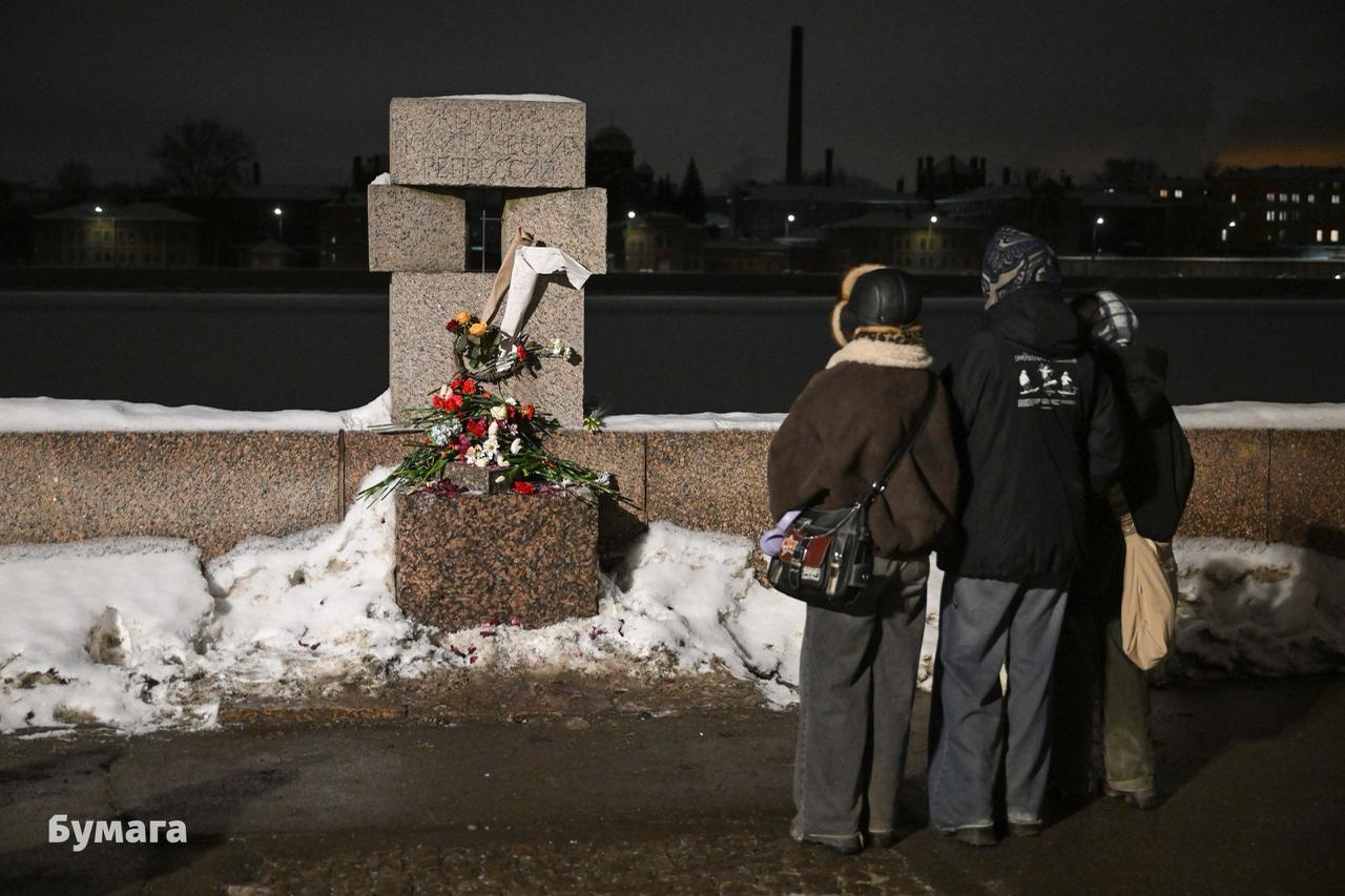 Трех участников памятных акций в годовщину смерти Навального арестовали Смольнинский районный суд вынес решения по административным делам против трех петербуржцев Всем им назначили административные аресты по статье о демонстрации экстремистской символики из за того что они пришли к памятнику жертвам политических репрессий на Воскресенской набережной почтить память политика Алексея Навального во вторую годовщину его убийства Александра Чуракова ее задержали при попытке возложить к мемориалу фотографию Алексея Навального Это суд счет публичной демонстрацией фото лидера экстремистской организации Чураковой назначили 12 суток ареста по статье Александр Бондаренко его арестовали за то что он оставил у памятника фото лидера экстремистской организации Алексея Навального Денис Долинов его преследовали за две надписи на снегу у памятника Как утверждает суд одной из них был лозунг Украинской народной республики а другой надпись что экстремист жив За первую назначили 14 суток ареста за вторую 12 Контекст Вчера Петербуржцы несли цветы к Соловецкому камню памятнику Сахарову и памятнику жертвам политических репрессий на Воскресенской набережной С утра последний огородили под предлогом проведения работ но затем ограждения сняли У памятника весь день дежурила полиция Днем у мемориала задержали мужчину после того как он сделал фотографии временных ограждений Позже его отпустили без составления протокола Подписывайтесь на Бумагу и предлагайте новости
