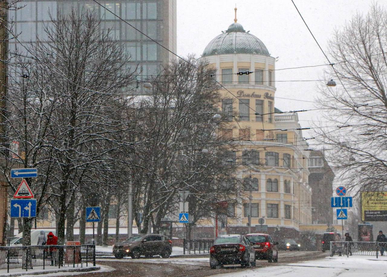 Зима в Республике уже вступает в свои права. Погодные условия ухудшились. На улицах местами сохраняется гололедица.   Коммунальные службы расчищают и обрабатывают дороги противогололедными материалами.   Но безопасность дорожного движения, прежде всего, зависит от его участников – водителей и пешеходов.   Друзья, помните! В снегопад и густой туман видимость на дорогах сильно ухудшается. К тому же, зимой темнеет рано. Будьте внимательны и осторожны.   Водители, соблюдайте скоростной режим и дистанцию. Пешеходы, переходите дорогу только по пешеходным переходам на зеленый сигнал светофора. Не лишним будет добавить к своему гардеробу одежду со светоотражающими элементами, чтобы вы стали заметнее на дороге в темное время суток.    Родители, обязательно напомните детям о правилах дорожного движения. Улица – не место для игр!  Берегите себя и своих близких.