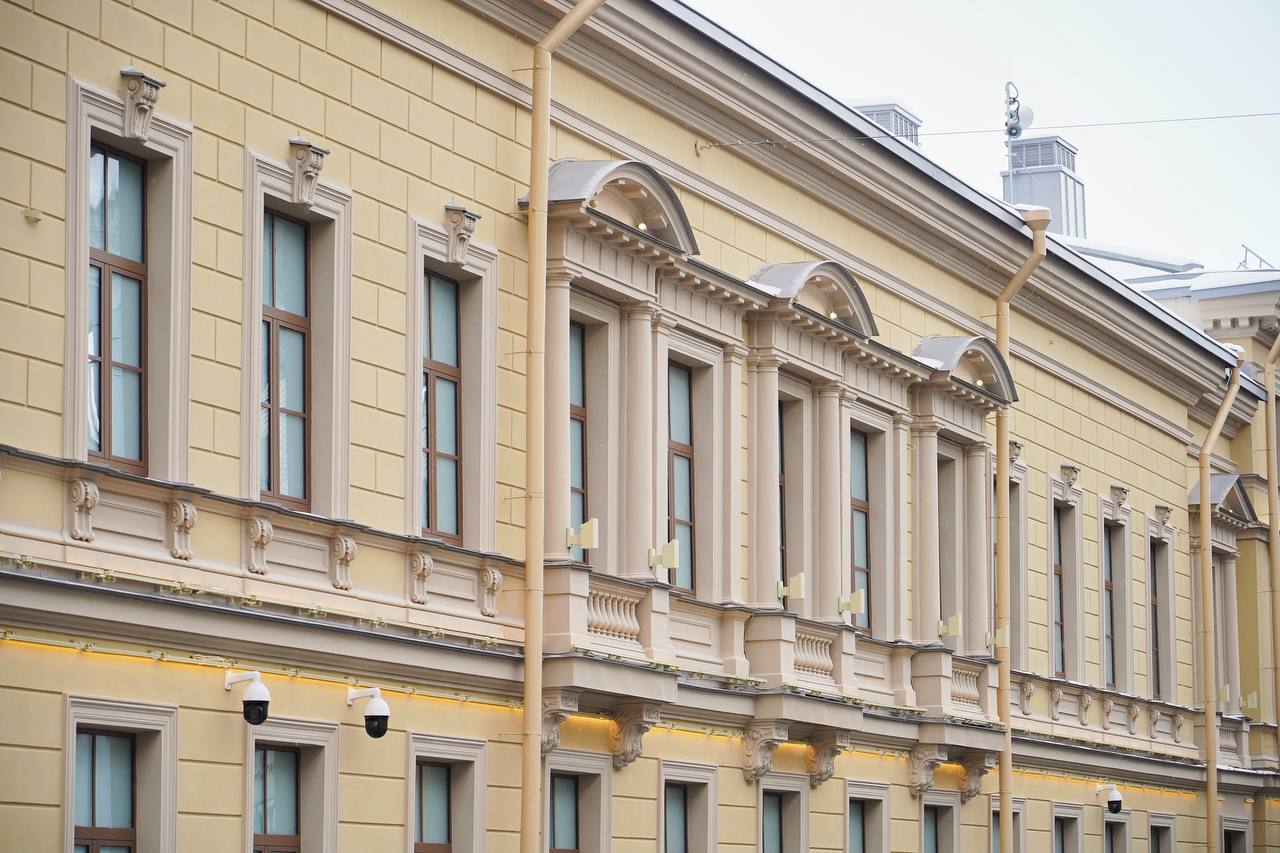 Сегодня в восстановленном здании Пробирной палаты и Пробирного училища памятнике архитектуры Александр Дмитриевич вместе с помощником Президента России Николаем Патрушевым открыли многофункциональный спортивный комплекс При реставрации здания смогли сохранить фасад по Казанской улице Это важно ведь при приспособлении объектов культурного наследия под современное использование мы стремимся к тому чтобы возвращать им их исторический облик В комплексе будут заниматься ученики 211 го лицея и гимназии 2 Также там смогут проходить восстановление участники специальной военной операции