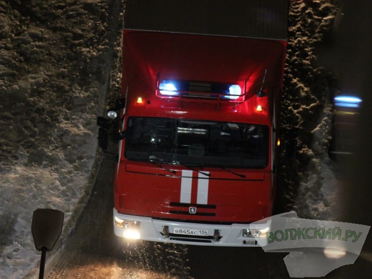 В городе Петров Вал из за взрыва газа частично обрушился многоквартирный дом В городе Петров Вал Камышинского района Волгоградской области в жилом доме произошел взрыв Это привело к частичному разрушению конструкций здания По предварительным данным серьезно пострадала квартира на 4 этаже в доме на улице Ленина Как сообщили Волжский ру в пресс службе аппарата губернатора Волгоградской области ЧП может быть связано с нарушениями при эксплуатации газового оборудования По оперативным данным областной администрации в результате происшествия пострадали четверо человек трое взрослых и ребенок Все они доставлены в медучреждения Камышина На месте ЧП работают оперативные службы и муниципальные власти Спасатели обследуют конструкции здания По поручению главы региона развернут пункт временного размещения Подробнее на Волжский ру www volzsky ru index php wx 16 wx2 82186 ВолжскийРу волжский vlz