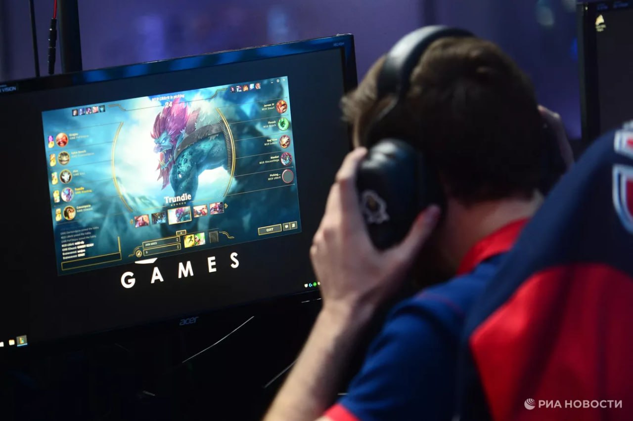 В России растет популярность компьютерных клубов Так их число за 2025 й выросло на треть до 4000 тогда как на конец 2024 го было 3100 рассказали РИА Новости в Ассоциации развития киберспортивной инфраструктуры При этом объем рынка компьютерных клубов достиг 30 млрд рублей что на 15 больше по сравнению с концом 2024 го Подписаться на РИА Новости экономика Все наши каналы