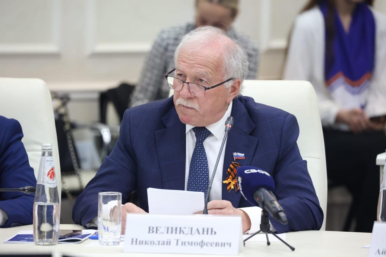 В Пятигорске прошло выездное заседание Комитета Госдумы России по делам национальностей Участие в мероприятии приняла делегация Думы Ставрополья, которую возглавил Николай Великдань. На площадке Пятигорского госуниверситета обсуждался региональный опыт реализации Стратегии государственной национальной политики. С докладом по теме выступил спикер Думы края Николай Великдань. Он напомнил, что Ставрополье исторически сложилось как полиэтничный регион с более 120 национальностями. В регионе в рамках реализации Стратегии активно используются различные эффективные инструменты. Создана соответствующая нормативно-правовая база. Активно работает краевой этносовет. Большую роль в гармонизации межнациональных отношений играет казачество. Подпишись