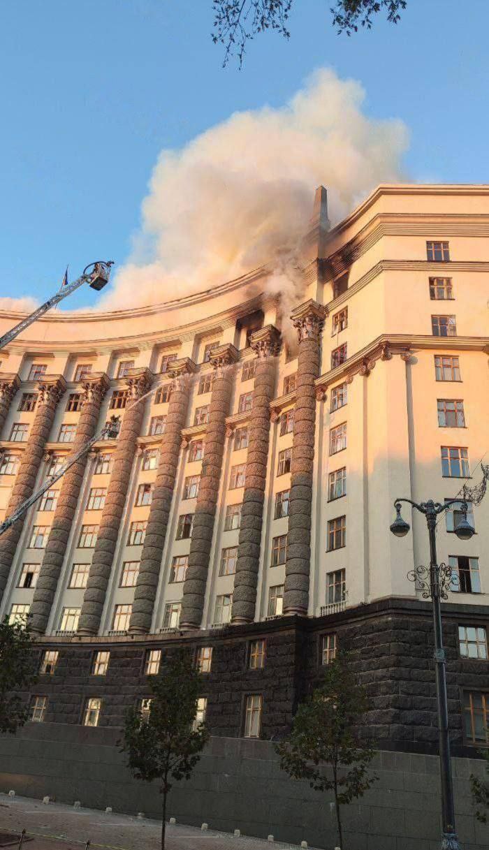На одном из верхних этажей кабмина Украины кабинет премьера Об этом сообщил нардеп Железняк Он добавил что там же находится зал для заседаний Предположительно здание загорелось после падения БПЛА Подписаться на RT ТГ Зеркало MAX
