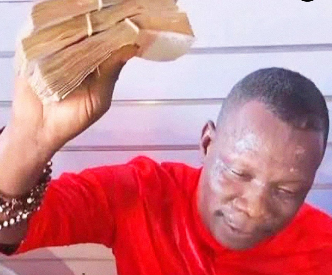 Колдун в Мали собрал 33 тысячи и заколдовал свою футбольную сборную на победу в Кубке Африки В четвертьфинале Мали проиграла а к дому мага пришла толпа обозлённых фанатов Чародея арестовали и доставили в участок bankrollo