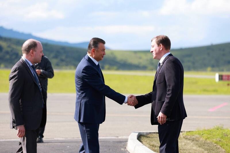 В Республике Алтай хлебом-солью встретили премьер-министра Таджикистана В Республику Алтай прибыл премьер-министр Таджикистана Кохир Расулзода. Для участия в Международной экологической конференции, которая пройдет с 24 по 26 июля. Его встретили по русским и алтайским традициям – с хлебом-солью и благопожеланиями. Об этом глава региона Андрей Турчак сообщил на своей странице во "ВКонтакте". Глава Республики Алтай рассказал о планах по взаимодействию в сферах культуры и образования. Так, в новом учебном году Горно-Алтайский университет готов принять таджикских студентов. Фото: страница Андрея Турчака во "ВКонтакте"