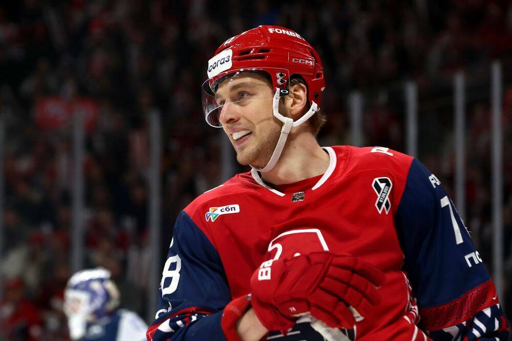 Локомотив перезаключил контракт с Максимом Шалуновым Локомотив перезаключил контракт с 32 летним нападающим Максимом Шалуновым По новым условиям соглашение между форвардом и клубом рассчитано до 31 мая 2028 года Об этом сообщила у себя на официальном сайте пресс служба ярославского клуба В сезоне 2025 26 на счету Максима Шалунова 18 шайб и 9 передач в 48 матчах за железнодорожников В Локомотиве он идет вторым после Александра Радулова среди бомбардиров и в топ 4 лидеров по очкам Читать полностью