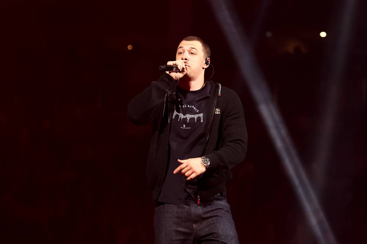 Рэпер Андрей Косолапов известный под псевдонимом Macan может пойти на службу в Воздушно десантные войска ВДВ России Об этом пишет Telegram канал Mash со ссылкой на сотрудника призывного пункта По данным источника артист прибыл в военкомат утром 28 ноября чтобы оформить документы перед отправкой в армию Там с Косолаповым якобы провели переговоры представитель воинской части ВДВ с базой в Московской области Отмечается что категория здоровья Macan позволяет ему служить в ВДВ Ранее сообщалось что Косолапов попадет на службу в элитный спецназ Росгвардии По данным Shot рэпера распределили в центр спецназначения Витязь В задачи отряда входит борьба с терроризмом и пресечение массовых беспорядков О том что Macan отправится в армию стало известно 6 октября До этого сообщалось что исполнитель станет фигурантом уголовного дела об уклонении от армии если не явится в военкомат Известно что за год он проигнорировал не менее шести повесток