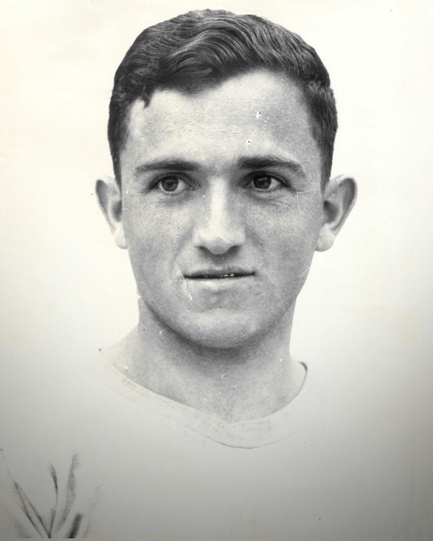 Прощание с Никитой Павловичем Симоняном состоится 27 ноября В воскресенье 23 ноября ушёл из жизни Никита Симонян Легенде отечественного футбола было 99 лет Максим Митрофанов генеральный секретарь РФС Очень тяжело смириться с мыслью о том что завтра Никита Павлович больше не приедет в офис РФС мы больше не встретимся не поговорим о футболе не обсудим рабочие вопросы Он умел слушать и говорить так что многое становилось яснее Мы потеряли члена семьи это большая утрата не только для РФС но и для всей нашей страны Таких людей больше нет Я и все сотрудники РФС выражаем искренние соболезнования родным и близким Никиты Павловича Симоняна Мы окажем семье всю необходимую поддержку в настоящий момент занимаемся организацией мемориальных церемоний В ближайшее время сообщим всю информацию Прощание с Никитой Симоняном состоится 27 ноября 2025 года на стадионе Лукойл Арена Информация о времени прощания и месте захоронения будет опубликована позднее