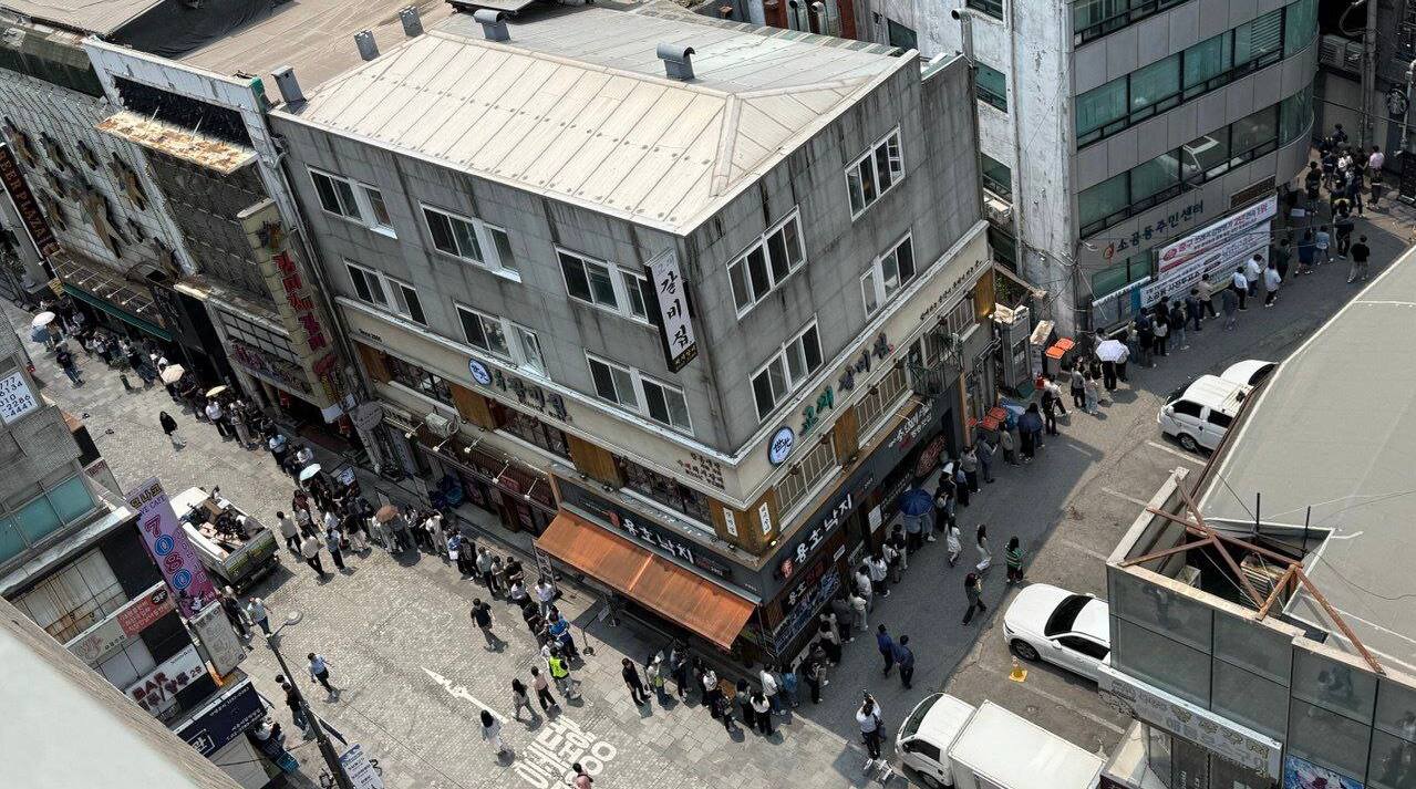 Жители Южной Кореи активно голосуют на досрочных президентских выборах с первого дня. Уже регистрируются рекорды явки, к избирательным участкам выстраиваются очереди. Последний день голосования — 3 июня. На данный момент в гонке участвуют шесть кандидатов. По результатам соцопросов перед выборами, больше всего поддержки получал Ли Чжэ Мён от "Объединенной демократической партии". На фото — Сеул.