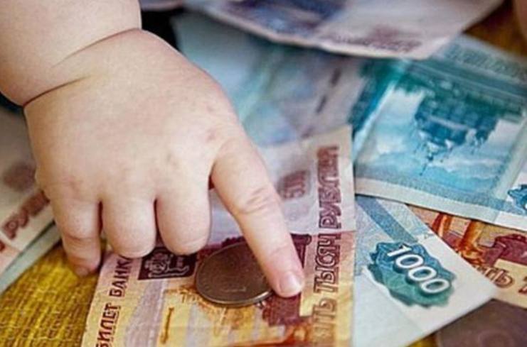 В России хотят заставить женщин предоставлять чеки по тратам на алименты В общественной организации отцов выступили с предложением подвергнуть строгому контролю женщин, которые получают алименты на своих детей: Правда в том, что многие матери расходуют алименты не на нужды ребёнка, а на собственные. И отец в этой ситуации абсолютно бесправен. Кроме того, алименты — это способ манипуляции отцом и отношением ребёнка к нему. Нужно обязать получателей алиментов предоставлять отчёт о расходах. Должны быть чеки, подтверждающие, что деньги пошли на питание, одежду, образование, лечение и другие нужды ребёнка. Второй мерой должна стать возможность для отцов-алиментщиков самим выбирать необходимые для покупки ребёнку вещи. Ваше мнение? _____________________________ Есть интересная новость? Присылайте нам Краснодар Сегодня ПРИСЛАТЬ НОВОСТЬ