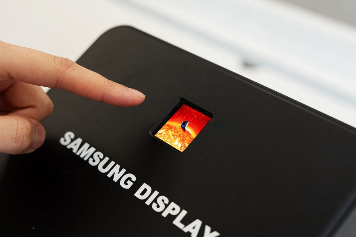 Samsung показала сверхяркие micro-OLED-дисплеи для VR на SID Display Week 2025 На выставке SID Display Week 2025 Samsung представила два новых micro-OLED-дисплея с яркостью до 15 000 и 20 000 нит — в 3–4 раза ярче текущих решений. Это позволит создавать VR-гарнитуры с яркой, чёткой картинкой и без размытия при движении. Дисплеи основаны на технологии компании eMagin, которую Samsung приобрела в 2023 году. Они используют настоящие RGB-субпиксели, в отличие от большинства современных micro-OLED с белыми субпикселями и цветофильтрами. Это обеспечивает лучшую цветопередачу до 99% DCI-P3 , более высокую эффективность и меньший расход энергии. Одна из панелей имеет разрешение 3888×3888, вторая — даже выше. Такие дисплеи особенно важны для гарнитур с "панкейк"-линзами, которые теряют до 90% света. Пока дисплеи находятся на стадии разработки и тестирования. В первом автономном шлеме Samsung, который выйдет позже в 2025 году и станет частью Android XR, компания reportedly использует micro-OLED от Sony.