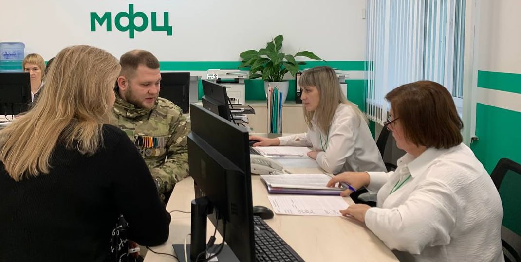 С 11 августа 2025 года многофункциональные центры Самарской области начнут предоставлять 23 государственные и муниципальные услуги для участников специальной военной операции и членов их семей в рамках одного заявления.   Это стало возможным благодаря реализации поручений Минэкономразвития России и системной работе региональных властей.  В перечень вошли 13 федеральных услуг, включая установление страховых пенсий, выплаты семьям военнослужащих, компенсации на технические средства реабилитации; 8 региональных мер поддержки, таких как доплаты к пенсии инвалидам боевых действий, компенсации за питание детей и проезд; а также 2 муниципальные услуги — постановка на учет для получения земельных участков и устройство детей в дошкольные учреждения, сообщил губернатор Вячеслав Федорищев.  Отметим, что с 1 сентября 2025 года система будет дополнена возможностью оформления земельных участков для участников СВО во всех муниципальных образованиях области.   : ГТРК Самара