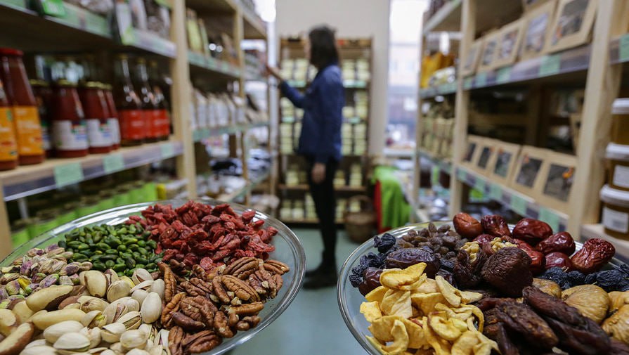 В российских магазинах появятся уголки здорового питания Власти России намерены мотивировать розничные продуктовые магазины увеличивать продажи правильных продуктов в том числе за счет появления в магазинах уголков правильного питания Предполагается что с помощью таких уголков россияне смогут больше узнавать о составе продуктов и соотношении белков жиров и углеводов и полезных веществ в них Ответственными за решение этой задачи назначены Минпромторг Минсельхоз Роспотребнадзор региональные власти и сами магазины Реализовать данную программу планируется в период с 2026 по 2030 годы Полезно Подписаться на truekpru Читать нас в MAX