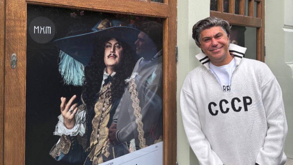 Свитер челябинского бренда вслед за Сергеем Лавровым надел Николай Цискаридзе   gubernia74 ru articles news 1135520 Ректор Академии русского балета пришел на генеральную репетицию спектакля Кабала святош в свитере челябинского бренда SelSovet Фото Николай Цискаридзе опубликовал в социальных сетях Ранее в кофте с надписью СССР был замечен на Аляске где прошли переговоры Владимира Путина и Дональда Трампа министр иностранных дел России После этого бренд стал суперпопулярным   t me chgub