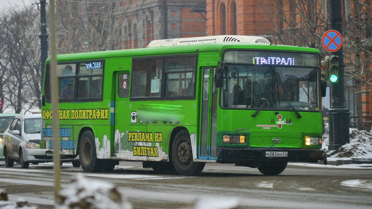 Из-за перекрытия трассы на год без автобуса остался пригород Хабаровска  Участок дороги в районе села Чёрная Речка перекрыли, чтобы построить новый мост. Проезд будет закрыт на протяжении 11 месяцев, но уже сейчас местные жители терпят неудобства. Автобус № 106 из-за ограничений движения и удлинившегося маршрута не заезжает в поселение, а проносится мимо, высаживая пассажиров где придется. В итоге добираться остаток пути люди вынуждены сами, пешком по морозу.    Прочитать статью полностью