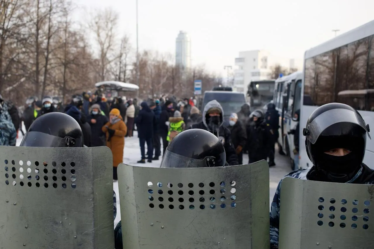 Завтра в Екатеринбурге хотели провести митинг против блокировок в интернете Согласовали власти его или нет до сих пор неизвестно 31 марта политик и основатель проекта Штаб кандидатов Дмитрий Кисиев сообщил что организаторы подали заявку на проведение митинга в Екатеринбурге Активисты просили согласовать публичное мероприятие 12 апреля It s My City пытался связаться с министерством общественной безопасности Свердловской области чтобы уточнить статус заявления но там на звонки не ответили По словам одного из организаторов мероприятия ему удалось дозвониться до МОБ там рассказали что отправили ответ на заявление по почте Согласовали митинг или нет чиновник по телефону не сообщил Из за неясности решения властей участие в мероприятии может быть небезопасным Подобный митинг против блокировок в интернете анонсировал телеграм канал Алый лебедь 29 марта В этот день в центре Екатеринбурга дежурило много силовиков и членов Русской общины Позже телеграм канал Либертарианство на Урале сообщил что в этот день полиция избила и задержала двух подростков за предполагаемое участие в митинге один из них также получил штраф