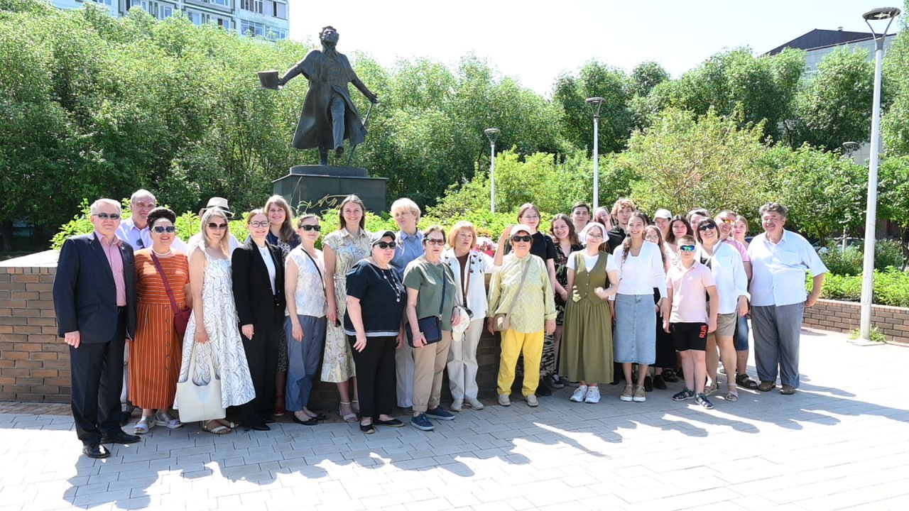 В Астане вспоминали великого русского поэта Александра Пушкина в день его рождения  Люди собрались у памятника поэту и возложили цветы. В мероприятии участвовали представители посольства России, Русского дома и студенты филиала МГУ.  "Очень приятно, что люди сами приходят сюда отдать дань памяти этому замечательному человеку, этому великому поэту, которого чтит буквально весь мир", - отметила руководитель представительства Россотрудничества в Казахстане Ольга Филонова.  Собравшиеся читали стихи и говорили о творчестве поэта  на видео .   #ad