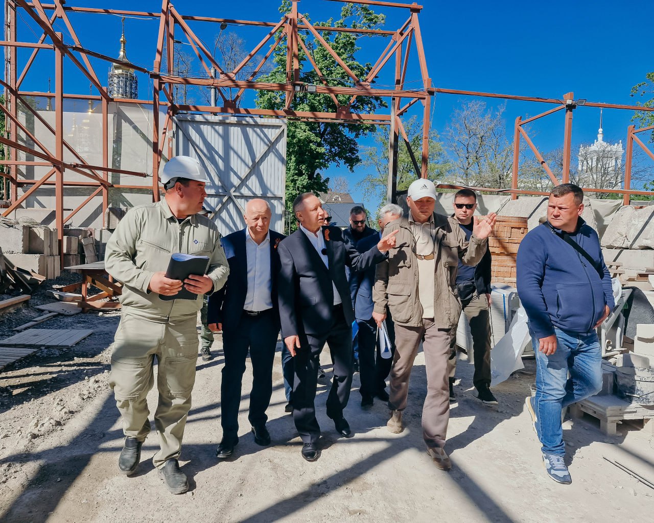 Губернатор Александр Беглов посетил место реконструкции Мариупольского драматического театра, который является одним из ключевых исторических объектов города. Восстановление объекта осуществляется специалистами из Санкт-Петербурга. На текущий момент строители завершили укрепление фундаментов, кладку стен, а также монтаж перекрытий до четвертого этажа. Также выполнены работы по установке кровельных ферм, облицовке цоколя и проведению инженерных и отделочных работ. Ожидается, что большинство строительных работ будет завершено осенью, а открытие театра намечено на конец 2025 года. Театр разрабатывается как современное культурное пространство, включающее зрительный зал, сцену, буфеты, репетиционные и технические помещения, а также мастерские и кабинеты. Работы проводятся в полном объеме, и Санкт-Петербург вносит значительный вклад в восстановление культурной жизни Мариуполя.
