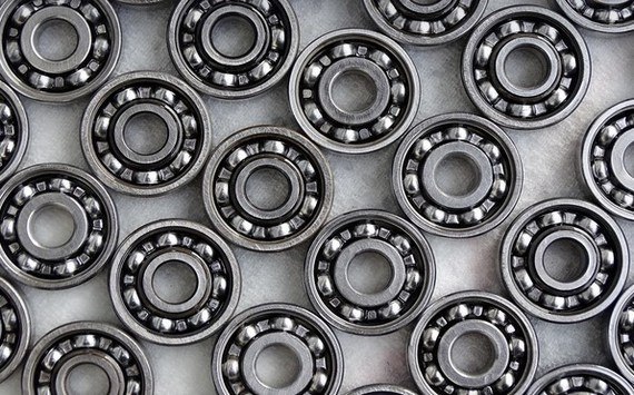 Саратовский завод наладит производство конических подшипников   global64 ru news id 7915 Саратовский завод ЕПК Бренко Подшипниковая Компания наладит производство подшипников конического типа Вложения в проект оцениваются в 2 2 млрд рублей Подробности Роман Бусаргин раскрыл на своем канале в Telegram Инвестор заключил с правительством СПИК Благодаря контракту он получил возможность применять налоговые льготы Выпускаемая продукция нужна для железнодорожного транспорта На производстве применяется уникальная технология Роботизированная линия полного цикла будет расширяться По сравнению с прошлыми подшипниками новые имеют увеличенный ресурс Предприятие планирует обеспечивать 80 российского рынка коническими подшипниками Договорились что после завершения данного инвестиционного контракта детально обсудим дальнейшее сотрудничество в рамках этого же механизма отметил глава региона производство инвестиции подшипник