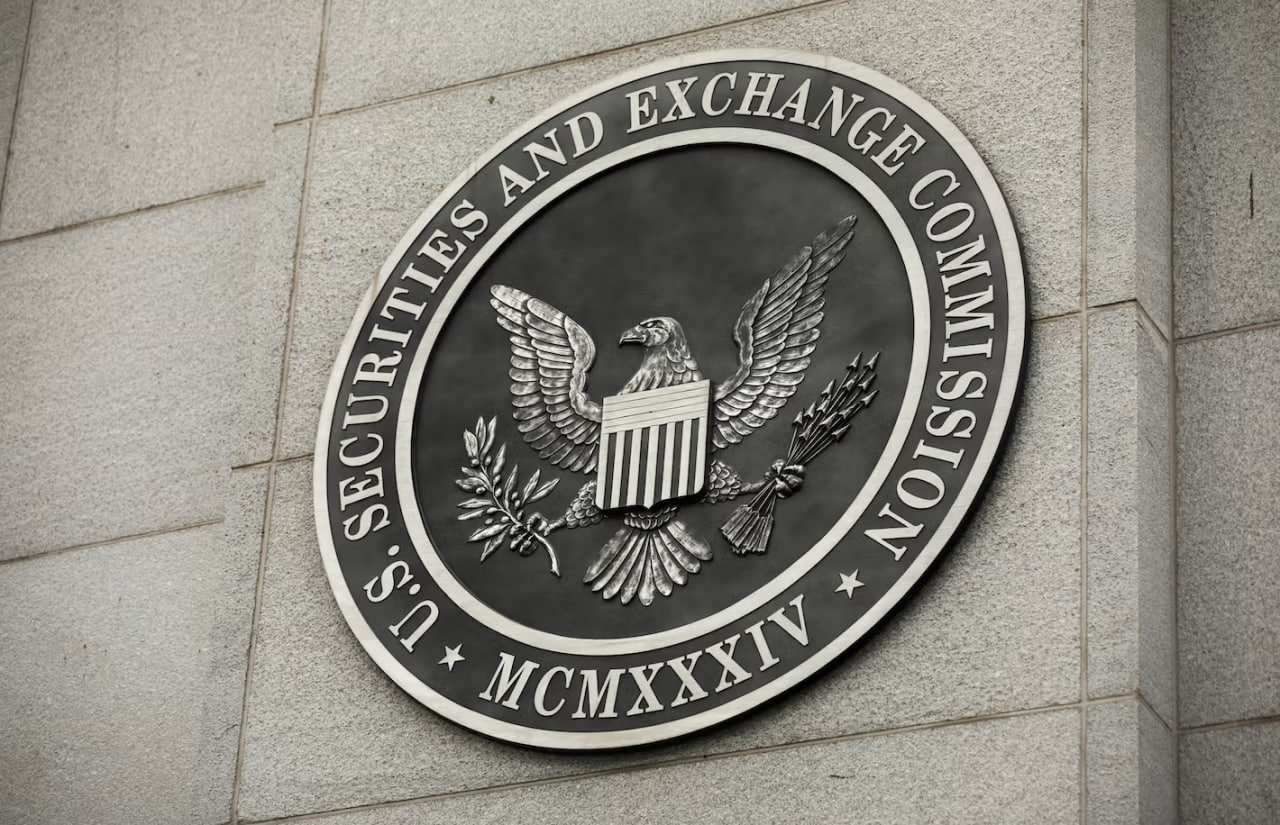 SEC начнет пересмотр требований к хранению криптоактивов  Исполняющий обязанности председателя Комиссии по ценным бумагам и биржам США  SEC  Марк Уеда поручил пересмотреть предложение о ужесточении правил хранения криптовалют, сообщает The Block.   Он отметил, что правило, представленное в феврале 2023 года при предыдущем руководстве, столкнулось с серьезными возражениями со стороны представителей отрасли.  Что думаете?   — Круто!   — Ну такое...  #Крипта  Подписаться. Кошелек Мудреца