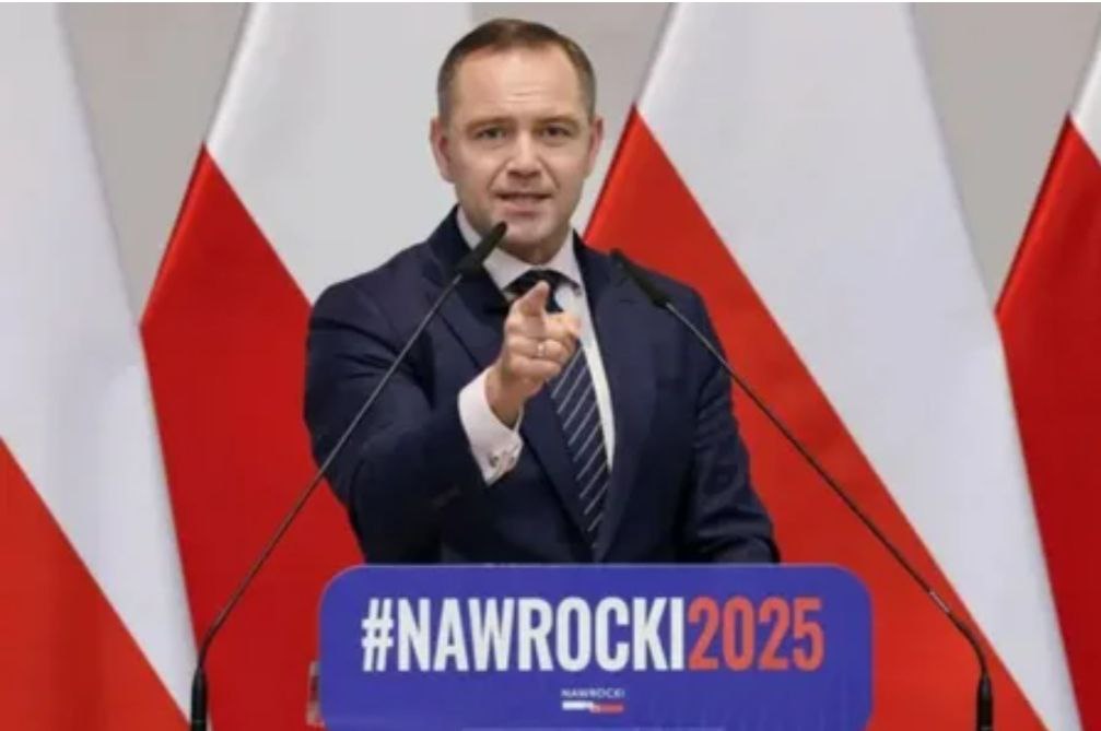 «Я против евро» Кандидат в президенты Польши Кароль Навроцкий сообщил, что в случае избрания его на высший государственный пост не намерен отказываться от польской национальной валюты и переходить на евро. «Евро или польский злотый? Лично я — противник ликвидации польской валюты», — написал он. По мнению Навроцкого, переход на евро будет означать «рост цен, отказ от финансовой независимости», а также передачу части «финансовых резервов Европейскому центральному банку в Германии». Напомним, что в результате первого тура президентских выборов 18 мая Навроцкий получил 29,54% голосов, уступив первенство мэру Варшавы Рафалу Тшасковскому с результатом 31,36%. Второй решающий тур выборов пройдет 1 июня.