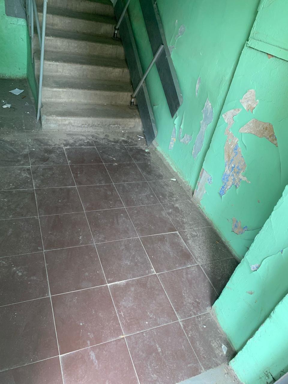 В Чехове по адресу ул. Московская, д. 81 долгое время не убираются подъезды. Повсюду пыль, грязь, мусор, стоит затхлый запах. Месяца два уборщица не появлялась точно. Жильцы пытались обращаться в управляющую компанию МБУ «Чеховское благоустройство», оставляли заявки, но безуспешно: «Один раз отчитались, что якобы убрались, фото приложили чистого подъезда – жильцы в ответ скинули фото бардака, что уборки не было, коммунальщики извинились, сказали, что передадут более компетентным людям, но когда и откуда возьмутся эти специалисты» – совершенно непонятно, – жалуются люди.