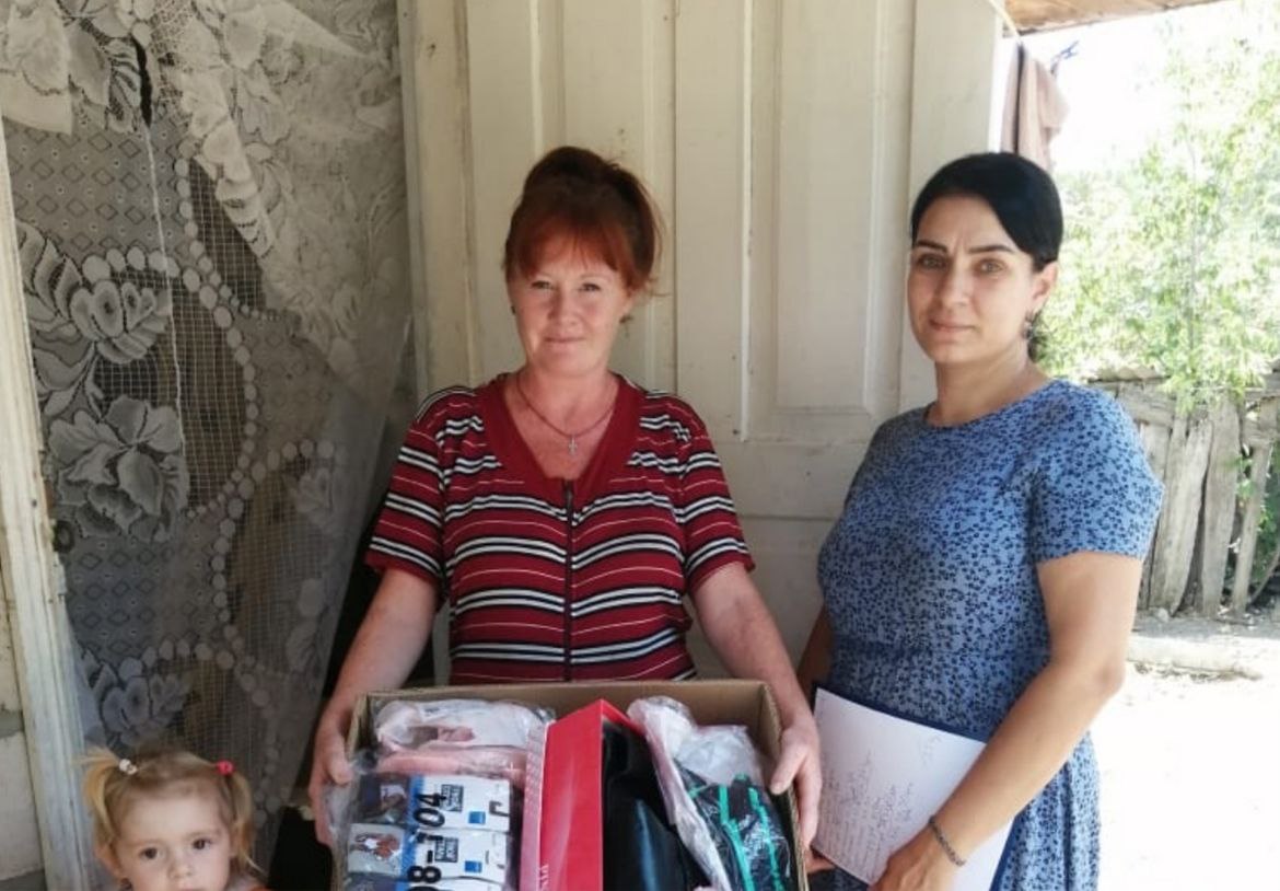 Твори добро, оно порадует других, и вернётся сторицей  Специалисты отделения помощи семье и детям  Степновского социально- реабилитационного центра для несовершеннолетних организовали  выезд межведомственной мобильной бригады.   Во время посещения семей проведено социально-правовое и социально-медицинское консультирование.   Родителей  законных представителей  ознакомили с правами и обязанностями согласно законодательства РФ.  Обсудили вопросы оформления  единого пособия на детей. Семьям, находящимся в трудной жизненной ситуации и состоящим на обслуживании, оказана социальная  вещевая  помощь.