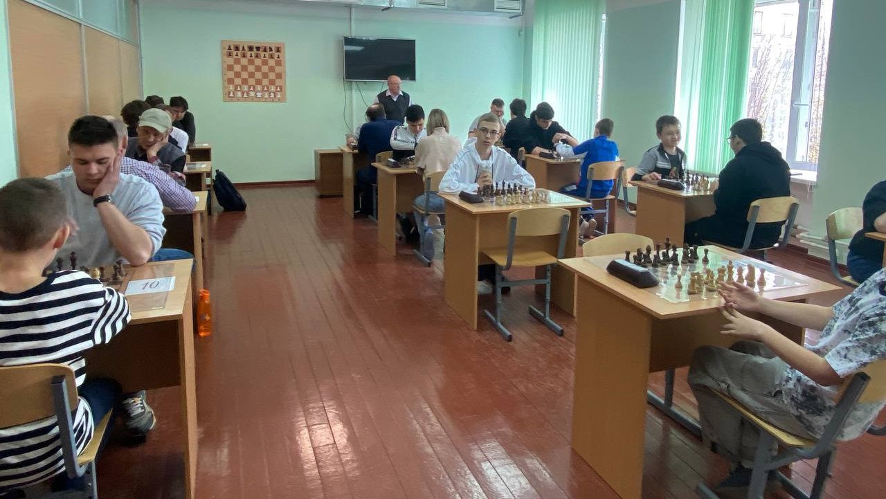 В Кольском Заполярье определили победителей и призеров чемпионата Мурманской области по шахматам По информации регионального Минспорта, в "блице" прошло 11 туров. В них участвовали 53 спортсмена. По итогу чемпионата победа досталась Валерию Переверзеву и Валерии Ивиной. На втором месте — Геннадий Киселев и Людмила Калиновская. На третьем — Дмитрий Некипелов и Мария Кириллова. В дисциплине "быстрые шахматы" свои навыки показали 42 человека. Они сыграли девять туров. Лучший результат продемонстрировали Валерий Переверзев и Мария Кириллова. "Серебро" у Романа Порошина и Ксении Капранчиковой. "Бронзовые" призеры – Кирилл Коноплев и Людмила Калиновская. Фото: правительство Мурманской области Подпишись — Вести Мурман