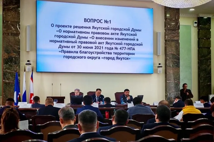 В Якутске переписали правила озеленения Депутаты Якутской гордумы утвердили поправки в Правила благоустройства которые меняют подход к озеленению В городе намерены контролировать все этапы жизни каждого дерева от посадки до возможной замены За одно дерево срубленное по официальному разрешению мэрии заявитель обязан будет высадить пять новых Но если рубку проведут самовольно и виновника найдут наказание станет десятикратно жестче придется посадить 50 саженцев Кроме того разработаны единые стандарты озеленения Они установят четкие требования по посадке и уходу за деревьями для строительных компаний дорожников управляющих организаций и собственников зданий Отдельным направлением станет масштабная инвентаризация и паспортизация всех зеленых насаждений Перепись начнут с улиц где уже провели профессиональное озеленение по муниципальным контрактам Фото телеграм канал главы Якутска Евгения Григорьева