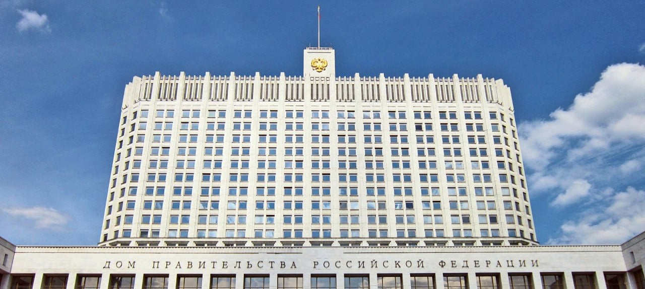 Правительство РФ одобрило изменения в законопроект, касающийся рекламы на заблокированных ресурсах  Комиссия правительства России одобрила поправки ко второму чтению законопроекта о запрете рекламы на ресурсах запрещенных организаций, сообщили «Ведомости». Поправки носят в основном юридико-технический характер. Например, из закона «О рекламе» убрали слово «неправительственных» после принятия закона, позволяющего признавать нежелательными иностранные организации с госучастием. Также уточнены формулировки для согласованности с действующими нормами.  Безрозницы   Новости ритейла