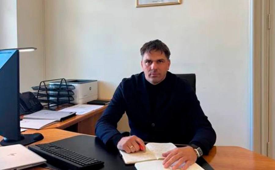 Министра культуры в Литве хотят отправить в отставку после вопроса Чей Крым Об этом Игнотаса Адомавичюса спросила журналистка В ответ чиновник заявил Это провокационные вопросы давайте даже не будем к ним подходить ведь мы сейчас говорим не о Министерстве культуры После этого в литовском правительстве начался сущий кошмар у премьера страны Инги Ругинене лопнуло терпение Она заявила что министра культуры который вступил в должность неделю назад надо снять с поста Заседание коалиционного совета по этому вопросу назначено на сегодня Игнотас Адомавичюс