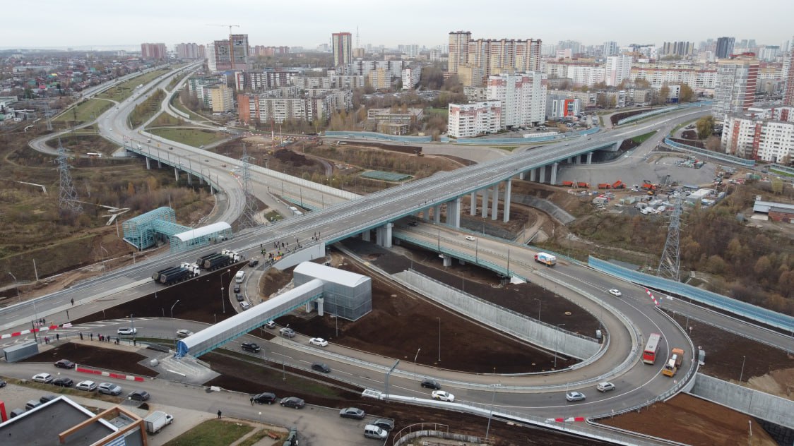 В Перми открыто движение по мосту через реку Иву  Сегодня в Перми стал доступен участок трассы ТР-53, возведенный в рамках первого этапа — по ул. Уинской от ул. Юрша до ул. Грибоедова. Как сообщает пресс-служба краевого правительства, на территории завершено строительство моста через реку Иву и обустройство транспортной развязки. По данным ведомства, в рамках первого этапа возведения трассы ТР-53 был построен мост через реку Иву длиной 327 м и транспортная развязка на пересечении улиц Уинской и Старцева. Развилка обеспечит жителям спальных районов транспортную доступность к центру и выезду на обход города Перми. Общая протяженность этого участка составила 1,21 км. Вдоль трассы устанавливаются надземные пешеходные переходы, а защитные панели и другие конструкци...  Читать далее:        - подпишись  Кстати, а вы хотите чтобы на этом канале появились новости о вашей компании? Это бесплатно! Подробнее здесь: