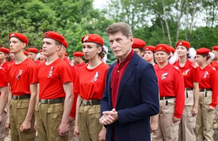 Олег Кожемяко поручил усилить контроль за качеством питания в детских лагерях Губернатор Приморского края Олег Кожемяко поручил усилить контроль за мерами безопасности и качеством питания в детских лагерях. С 1 июня в регионе распахнут двери 578 детских лагерей, где отдохнут почти 200 тысяч юных приморцев. тематические смены с участием 1000 педагогов трёхразовое питание в пришкольных лагерях На счастливое детство приморских школьников из бюджета Приморского края выделено 500 млн рублей. Воспитанники коррекционных школ, дети участников СВО и других льготных категорий граждан смогут отдохнуть бесплатно. А для тех, кто хочет потратить три месяца с пользой для будущего, предлагается: практика на предприятиях и в вузах для 5 000 школьников трудоустройство 9,6 тысяч подростков Олег Кожемяко подчеркнул, что на первом месте — безопасность детей. «Нужно учитывать требования безопасности, особенно на водных объектах. Необходимо обеспечить пожарную безопасность, обработать территории отдыха детей от клещей. Возьмите под контроль питание, продукты должны быть свежими и качественными», – дал поручение губернатор Приморского края Олег Кожемяко.