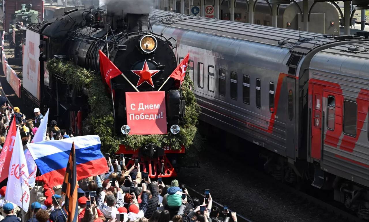 «Гудок Победы» дадут российские поезда 9 Мая Грузовые и пассажирские составы дальнего следования, а также электрички в 12:00 9 мая одновременно дадут сигнал - это будет традиционный «Гудок Победы». Такая традиция на железной дороге появилась в 1945 году.