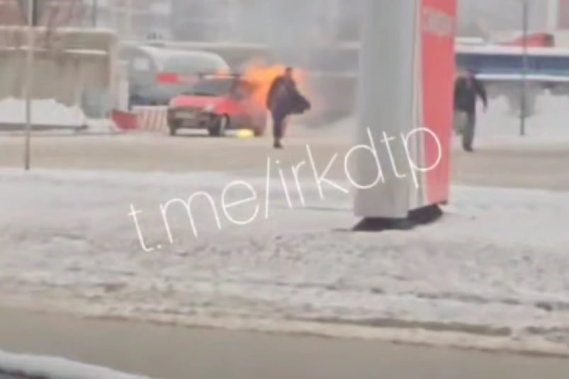 Стали известны подробности возгорания автомобиля на заправке в Иркутске Есть пострадавший Площадь пожара составила 5 кв метров Участие в тушении огня принимали шесть спасателей и две автоцистерны В результате происшествия пострадал водитель легковушки Причину возгорания устанавливают дознаватели МЧС Об этом корр агентства сообщили в ГУ МЧС России по Иркутской области Фото тг канал ДТП 38RUS chp prinagarye