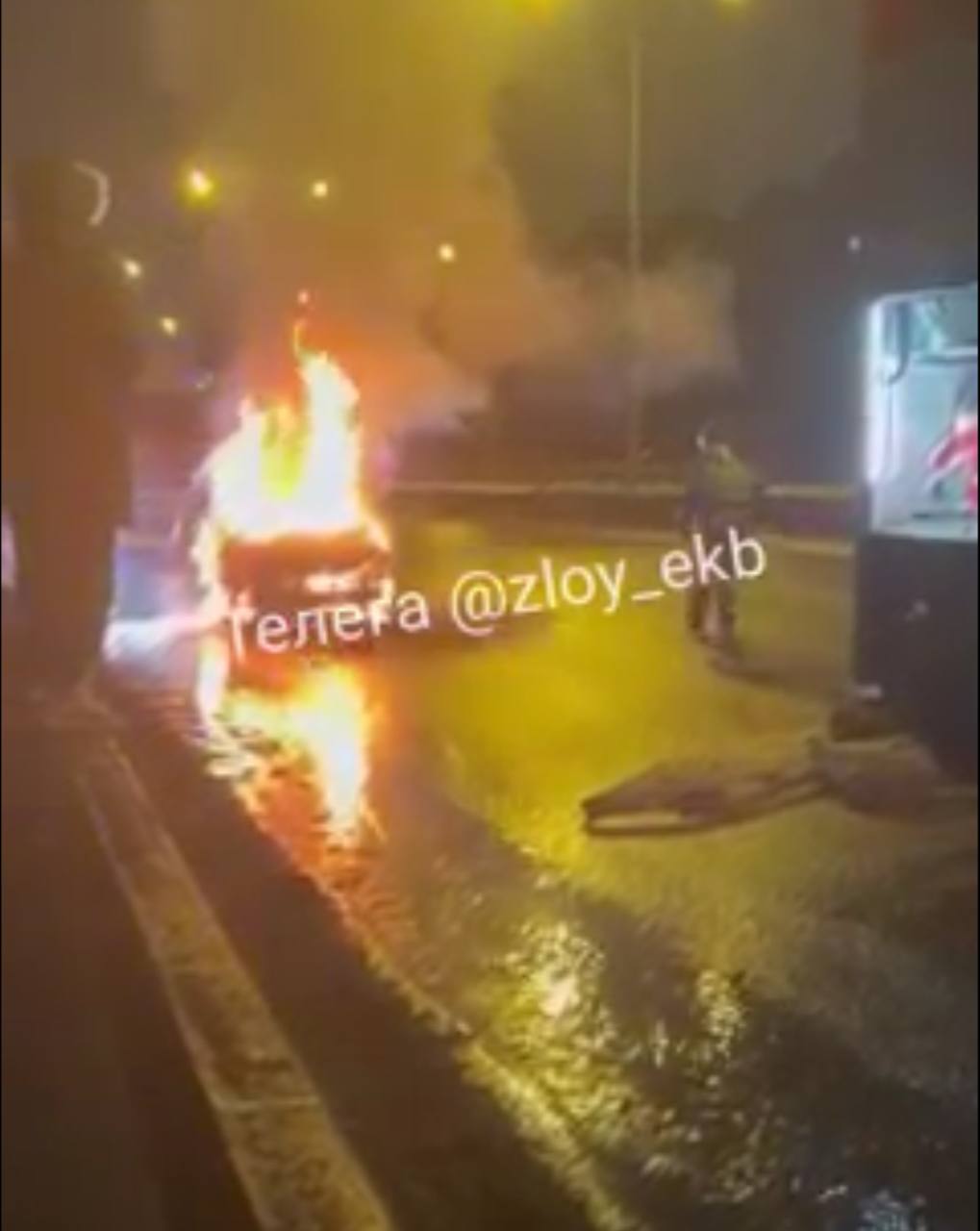 Арендованный Lifan сгорел в Екатеринбурге. По словам водителя, у него закончился бензин. Возгорание началось еще в процессе передвижения вдоль дороги.  Сначала машина нас обогнала, но мы им сигналили и моргали. Загорелось днище в процессе движения. Водитель сказал, что кончился бензин, и сразу загорелась машина, — сообщает жительница Екатеринбурга Екатерина.  Огнеборцы прибыли на место происшествия и потушили огонь.    Подписаться   Присылайте фото, видео и новости