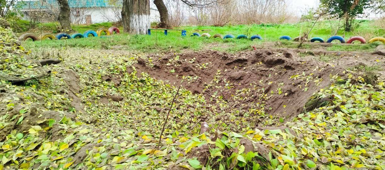 Сегодня ВСУ атаковали населенные пункты Запорожской области.  В селе Басань Пологовского муниципального округа в результате удара украинского БПЛА по легковому автомобилю пострадало четыре человека. Трое человек с ранениями разной степени тяжести госпитализированы в медицинское учреждение. Женщина 1977 года рождения от полученных ранений скончалась на месте. Соболезнования родным и близким.   По селу Верхняя Криница Васильевского муниципального округа ВСУ произвели артиллерийский обстрел. Взрыв зафиксирован в здании действующего медпункта по улице Калиновой. В результате обстрела мужчина 1967 года рождения, инвалид 1 группы  – получил слепое осколочное ранение головы.  На месте работают оперативные службы, всем пострадавшим и родственникам погибшей будет оказана помощь.