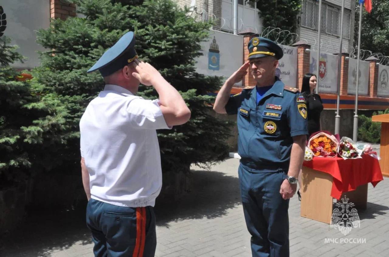 В День России в Донском МЧС наградили отличившихся сотрудников В Главном управлении прошло торжественное мероприятие, посвященное Дню России. День России - официальный государственный праздник в честь принятия суверенитета Российской Федерации. ВрИО начальника ГУ МЧС России по Ростовской области Александр Савуков поздравил личный состав с праздником, особо подчеркнув, что праздник посвящен нашей родной стране, наполнен гордостью за ее историю, верой в ее будущее. После приветственного слова состоялась торжественная церемония вручения ведомственных наград.