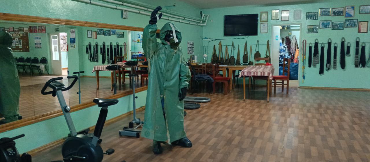 15 ноября в Антиповке отметили День призывника Юнармейцы подросткового спортивного клуба Олимп провели мастер классы Неполная разборка сборка автомата АК 74 Надевание ОЗК Работа с противогазами Воспитанники клуба смогли не только посмотреть а и лично попробовать свои силы Такие занятия по начальной военной подготовке формируют патриотизм гражданскую ответственность развивают дисциплину самоорганизацию и взаимопомощь Гордимся нашими будущими защитниками Отечества Молодцы ребята поделились новостью и фото педагоги организаторы