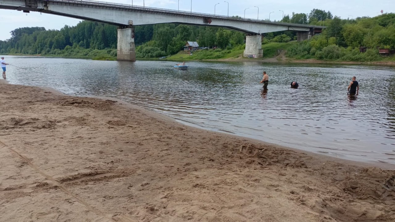 18-летний гость из Нижегородской области едва не погиб вчера вечером, пытаясь переплыть Вятку в Слободском. Подросток не рассчитал силы и начал тонуть в районе моста, рассказала глава города Ирина Желвакова. На помощь пришел матрос-спасатель Сергей Гребёнкин, который оперативно вытащил юношу из воды и вызвал медиков. Пострадавший от госпитализации отказался.