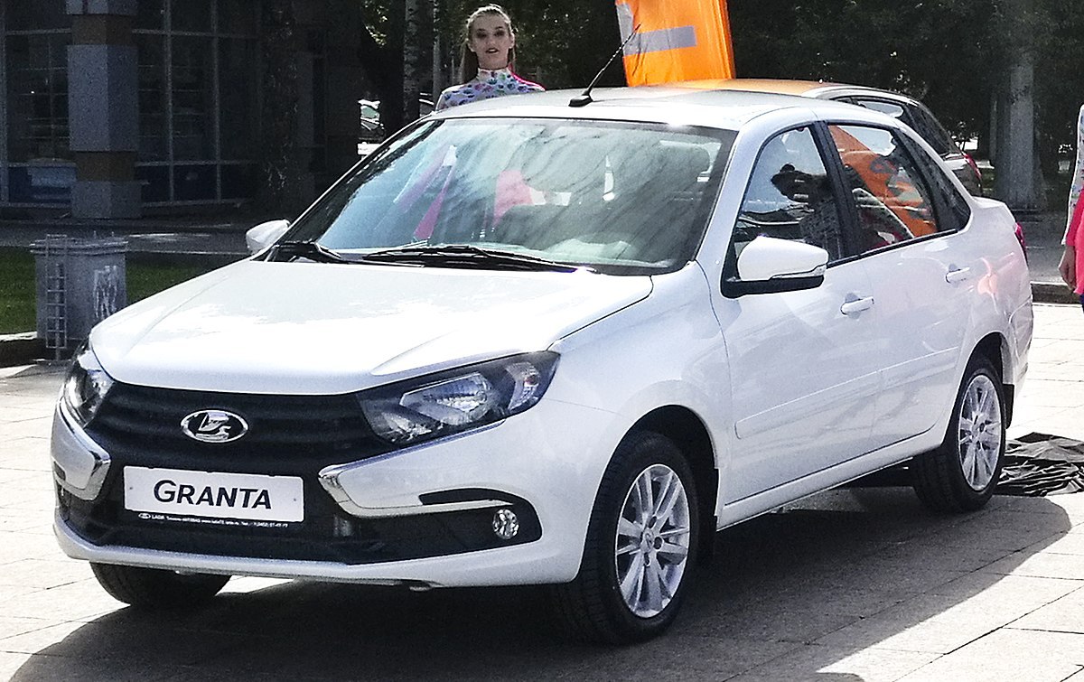 Автоэксперты назвали самые дешевые автомобили в России, на первом месте оказалась Lada Granta 750 тысяч рублей . Также в лидерах списка — Lada Niva Legend 1 миллион , Lada Niva Travel 1,3 миллиона , BAIC U5 Plus 1,3 миллиона и Lada Vesta 1,4 миллиона рублей .
