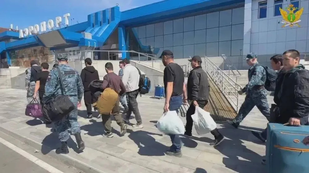 Граждан четырех стран выдворили из России приставы Амурской области Нарушители миграционного законодательства работали в Приамурье на стройках и в такси Судебные приставы Амурской области принудительно выдворили за пределы России 12 граждан Узбекистана Азербайджана Таджикистана и Кыргызстана Иностранцы проживали и работали в Амурской области без документов подтверждающих право на пребывание и трудоустройство на территории РФ Некоторые из них трудились на стройках в качестве рабочих другие водителями в такси За нарушение миграционного законодательства каждый из них привлечен к административной ответственности принято решение об их принудительном выдворении Выдворения иностранцы ожидали в Центре временного содержания иностранных граждан и изоляторе временного содержания подозреваемых и обвиняемых МУ МВД России Благовещенское После оформления документов сотрудники силового блока управления службы судебных приставов России по Амурской области препроводили их до пунктов пропуска через государственную границу Российской Федерации Всего с начала 2026 года судебные приставы региона принудительно выдворили 132 иностранных гражданина нелегально находившихся на территории России В ближайшие пять лет нарушителям миграционного законодательства въезд в страну будет закрыт сообщили в управлении Федеральной службы судебных приставов России по Амурской области Скриншот и видео max ru id2801100515 gos ТЕЛЕПОРТ РФ здесь все об Амурской области  Мы в МАХ  Написать нам