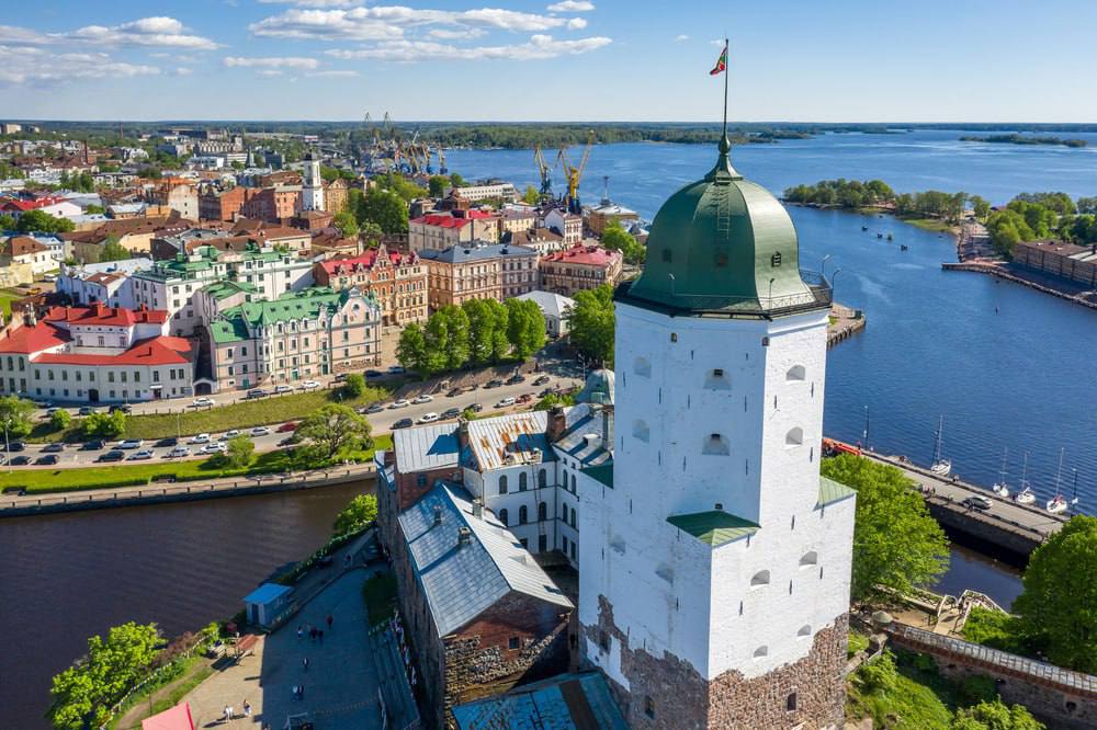 #локации Вчера в Выборгском замке после нескольких лет реставрации вновь открылась смотровая площадка Башни Святого Олафа. С высоты 50 метров открывается прекрасная панорама на город, его дома и улицы, леса и воды Финского залива. В праздничные дни, с 11 по 14 июня, площадка будет работать с 10:00 до 18:00, чуть позже опубликуют постоянный график работы. Подробности.