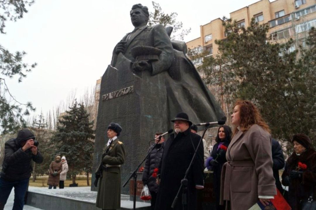 В Волгограде состоялась встреча трех поколений Чуйковых  В день 125-летия со дня рождения маршала у памятника своему деду на волгоградской улице Чуйкова возложил цветы его внук Николай Владимирович. Именно по этой улице проходила передовая линия обороны 62-й армии. А автором скульптуры является сын героя - Александр Чуйков. Вот такая встреча трех поколений знаменитого семейства...  Корреспондент "Родины" Роман Мерзляков передает из Волгограда